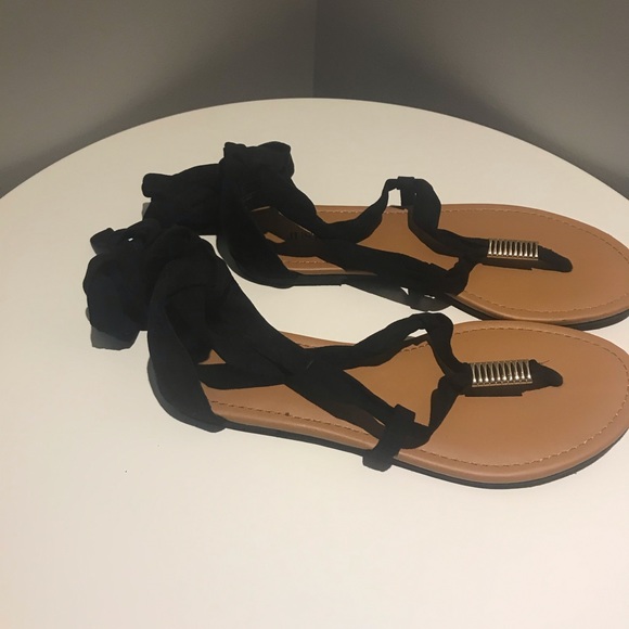 Black Sandal with tie wrap around the ankel - Picture 3 of 4